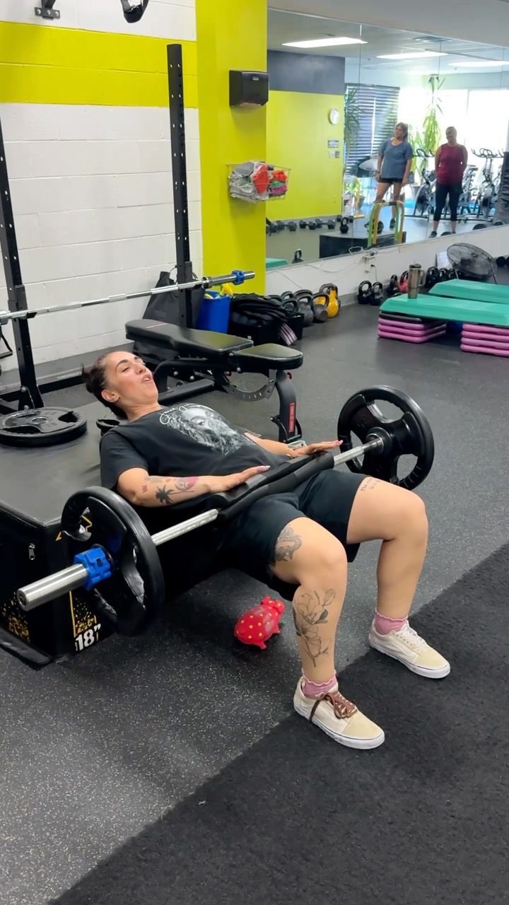 Don’t add weights until you try my trick! Best investment I’ve made 😂😂😂shall we try this with lunges?! #hipthrust #gymhacks #gymmotıvatıon #hipthrusttutorial #gymhumour